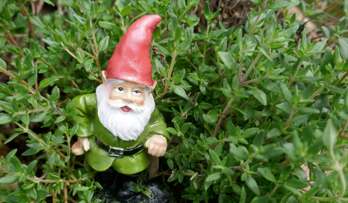гном для сада в зеленом колпаке. гном karlsbach. Green gnome. маска тролля. зеленые гномы.