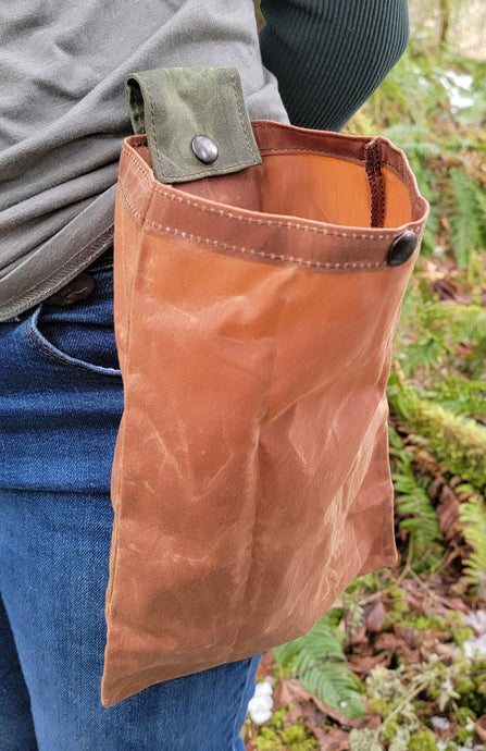 Deep Waxed Canvas Foraging Pouch – Hip Bag for Adventure