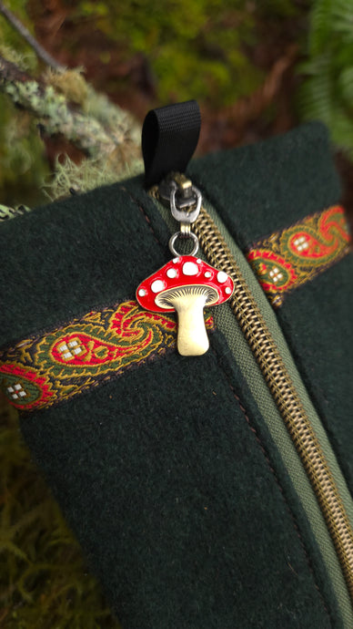 PNWBUSHCRAFT Vintage Dark Green Wool Zipper Pouch with Mushroom