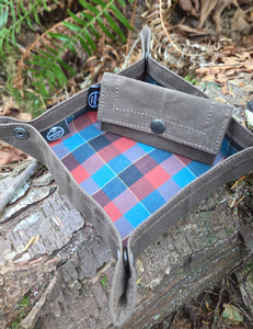 The Trail Gamer Set – Waxed Canvas Travel Tray and Dice Pouch